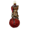 Weihnachtsanhänger Katze mit Mütze auf Wollknäuel Kunststoff bruchsicher Braun Rot 10 cm von Clayre & Eef (67067)
