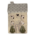 Clayre & Eef Teelichthalter Keramik Lichthaus Sandbeige gesprenkelt Tannen Graues Dach Herzfenster 9x8x15 cm (6CE2277)